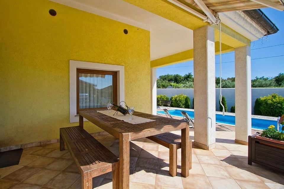 Maggie Villa *